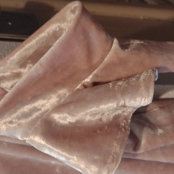 Light mauve colored cold shoulder top - Picture 3 of 3